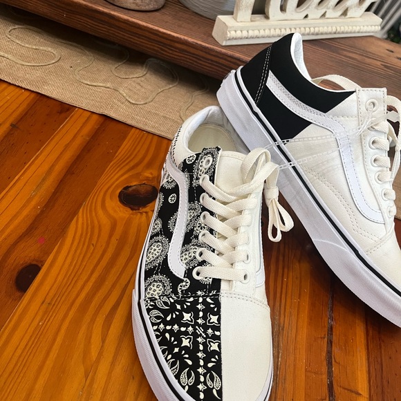NWT Unisex Low Top Vans with Black and White Split Paisley. Size 9.5 - Picture 2 of 6